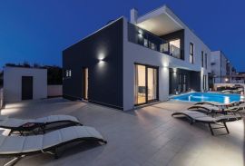 Moderna villa sa 3 stambene jedinice, Pula, Istra, Pula, Casa