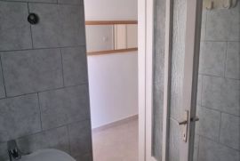 Etaža kuće- komforan stan sa okućnicom i garažom na dobroj lokaciji, Pula, Istra, Pula, Apartamento