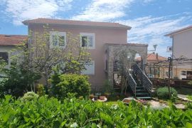 Etaža kuće- komforan stan sa okućnicom i garažom na dobroj lokaciji, Pula, Istra, Pula, Appartment
