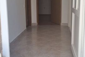 Etaža kuće- komforan stan sa okućnicom i garažom na dobroj lokaciji, Pula, Istra, Pula, Apartamento