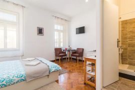 Renovirani stan na TOP lokaciji podijeljen u 4 app, Pula, Istra, Pula, Daire