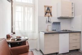 Renovirani stan na TOP lokaciji podijeljen u 4 app, Pula, Istra, Pula, Διαμέρισμα