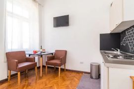 Renovirani stan na TOP lokaciji podijeljen u 4 app, Pula, Istra, Pula, شقة