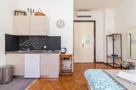 Renovirani stan na TOP lokaciji podijeljen u 4 app, Pula, Istra, Pula, Appartement