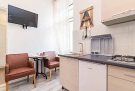 Renovirani stan na TOP lokaciji podijeljen u 4 app, Pula, Istra, Pula, شقة