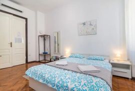 Renovirani stan na TOP lokaciji podijeljen u 4 app, Pula, Istra, Pula, Appartamento