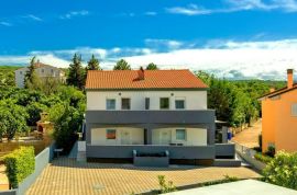 Kuća sa tri apartmana, Krk, Primorsko-goranska žuapnija, Krk, Haus