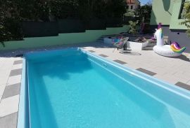 Kuća sa bazenom okružena prirodom, Pula, Istra, Pula, House