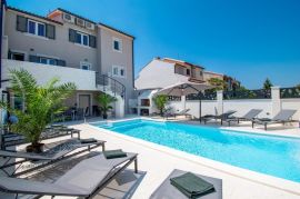 Predivna i renovirana kuća sa apartmanima na 500 m od mora, Banjole, Istra, Medulin, Haus
