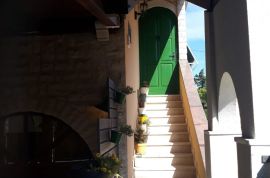 Obnovljena kuća sa 4 apartmana na 500 m od mora, Premantura,Istra, Medulin, Famiglia
