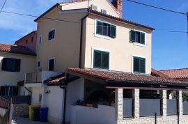 Obnovljena kuća sa 4 apartmana na 500 m od mora, Premantura,Istra, Medulin, Famiglia