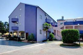 Apartmanska kuća sa ugostiteljskim objektom, Medulin, Istra, Medulin, بيت