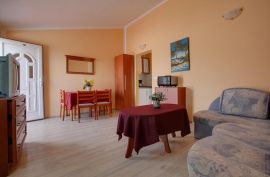 Apartmanska kuća sa ugostiteljskim objektom, Medulin, Istra, Medulin, Casa