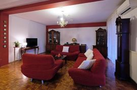 Apartmanska kuća sa ugostiteljskim objektom, Medulin, Istra, Medulin, Σπίτι