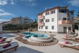 Apartmanska kuća sa bazenom, jacuzijem i saunom u blizini mora, Pula, Istra, Pula, Casa