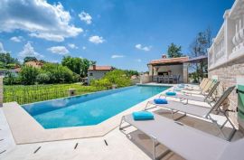 Predivna villa sa velikom okućnicom na prodaju, Pazin, Istra, Pazin - Okolica, Дом