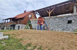 Vrbovsko, preuređena goranska kuća na parceli od 8.000m2, Vrbovsko, Ev