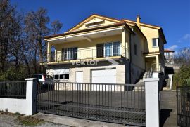 Srdoči, samostojeća kuća sa tri stana i garažom, novija gradnja, Rijeka, Ev