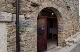 Renovirana autohtona kuća u srcu Motovuna, sa poslovnim prostorom, Motovun, Ev