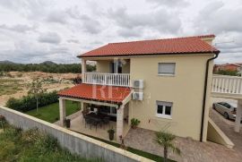 Samostojeća kuća P+1 252m2 sa okućnicom 528m2, Vodice, Kuća