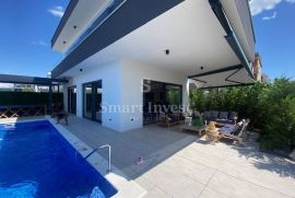 MALINSKA, luksuzna moderna kuća s bazenom 100 m od mora, Malinska-Dubašnica, Casa