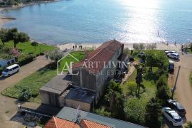 Istra, Novigrad, okolica, jedinstvena autohtona istarska kuća s okućnicom - samo 30 metara od mora, Novigrad, Дом