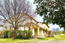 Istra, Umag, okolica - samostojeća kuća s puno potencijala nedaleko od Umaga, Umag, Casa