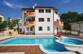 Pula - okolica, apartmanska kuća s bazenom 800 metara od mora, Pula, Σπίτι
