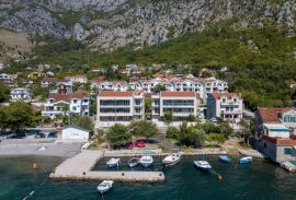 Stan u Risnu prvi red do mora, Kotor, Apartamento