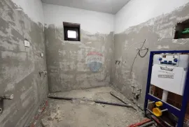 Kostrena, starina u završnoj fazi rekonstrukcije - s 5 stambenih jedinica, Kostrena, Ev