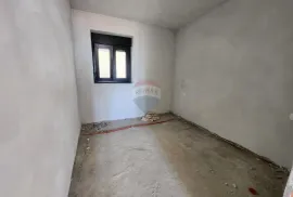 Kostrena, starina u završnoj fazi rekonstrukcije - s 5 stambenih jedinica, Kostrena, Ev