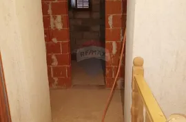 Kanfanar, kuća zadnja u nizu s okućnicom od 450 m2, Kanfanar, Ev