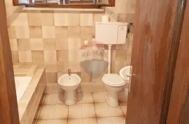 Kanfanar, kuća zadnja u nizu s okućnicom od 450 m2, Kanfanar, Ev