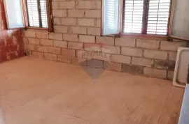 Kanfanar, kuća zadnja u nizu s okućnicom od 450 m2, Kanfanar, Ev