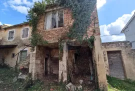 Žminj, okolica, kamena kuća u nizu s velikom okućnicom, Žminj, Casa