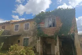 Žminj, okolica, kamena kuća u nizu s velikom okućnicom, Žminj, Casa