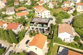 Grad Krk - predivan trosoban stan sa okućnicom i pogledom, Krk, Apartamento