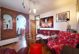 OBITELJSKI STAN NA NAJTRAŽENIJOJ LOKACIJI, Pula, Appartment