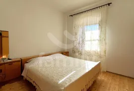 DVA STANA (PRIZEMLJE I PRVI KAT) NA ATRAKTIVNOJ LOKACIJI, Pula, Stan