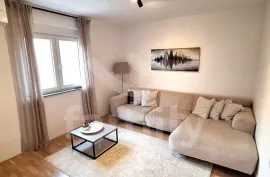VISOKOKVALITETNI NOVOUREĐENI OBITELJSKI STAN NA MIRNOJ LOKACIJI, Pula, Wohnung