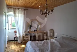 KUĆA U PRIRODI SA GRAĐEVINSKOM PARCELOM 100M OD KUĆE, Marčana, Kuća