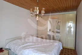 KUĆA U PRIRODI SA GRAĐEVINSKOM PARCELOM 100M OD KUĆE, Marčana, Kuća