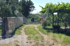 KUĆA U PRIRODI SA GRAĐEVINSKOM PARCELOM 100M OD KUĆE, Marčana, Kuća