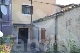 KUĆA U PRIRODI SA GRAĐEVINSKOM PARCELOM 100M OD KUĆE, Marčana, Kuća