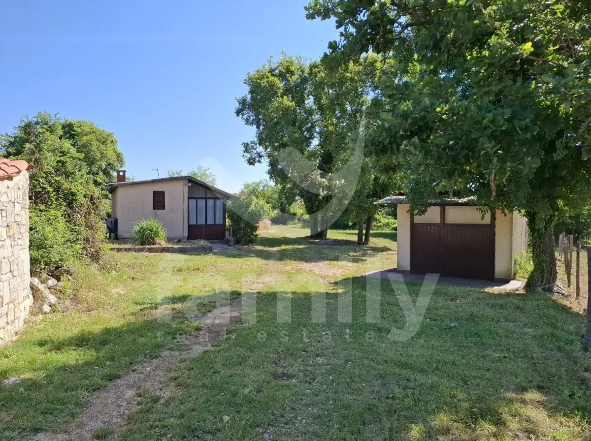 KUĆA U PRIRODI SA GRAĐEVINSKOM PARCELOM 100M OD KUĆE, Marčana, Maison