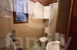 KUĆA U PRIRODI SA GRAĐEVINSKOM PARCELOM 100M OD KUĆE, Marčana, Kuća