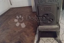 Odmah useljiva i povoljna kuća, Topusko, Casa