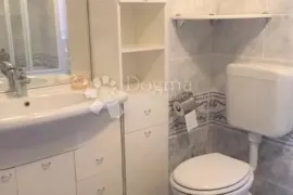 Etaža s okućnicom i garažom, Rijeka, Appartment