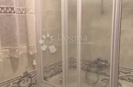 Etaža s okućnicom i garažom, Rijeka, Appartment