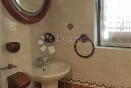 Etaža s okućnicom i garažom, Rijeka, Appartment